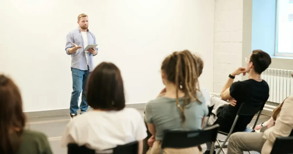 Homem dando palestra em uma sala de aula