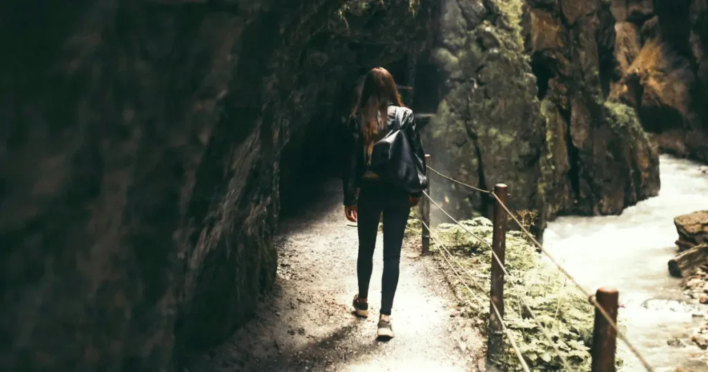 mulher caminhando em uma trilha na montanha