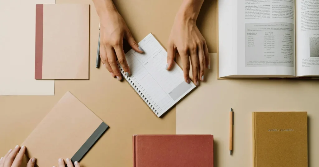 Cadernos e livros sobre a mesa