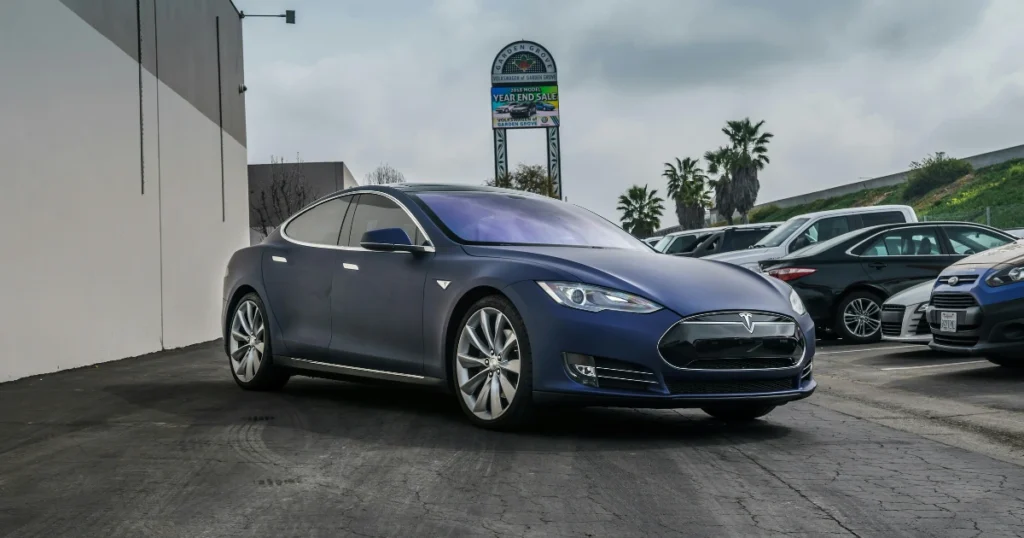 Tesla Model S: Condução Autônoma e Silêncio ao Volante